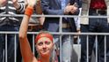 Petra Kvitová zdraví diváky po vítězství nad Američankou Kingovou