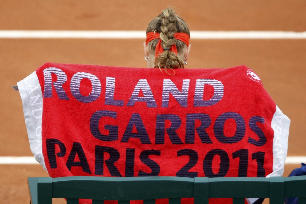 Petra Kvitová se zahaluje ručníkem v průběhu zápasu třetího kola Roland Garros