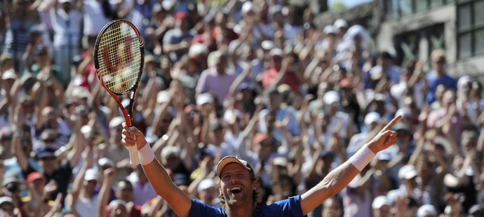 Stephane Robert se raduje ze svého životního vítězství - v prvním kole French Open právě porazil Tomáše Berdycha