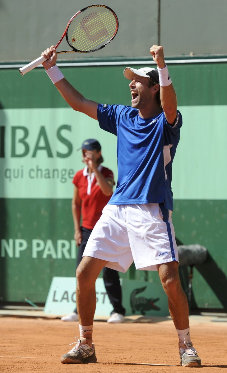 Stephane Robert se raduje ze svého životního vítězství - v prvním kole French Open právě porazil Tomáše Berdycha