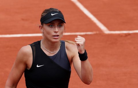 Španělka Paula Badosaová se hecuje v osmifinále French Open proti Markétě Vondroušové