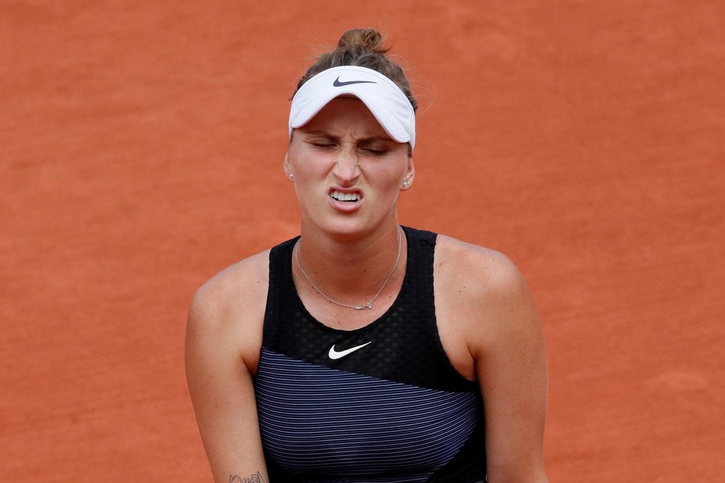 Zklamaná Markéta Vondroušová v osmifinále French Open proti Paule Badosaové