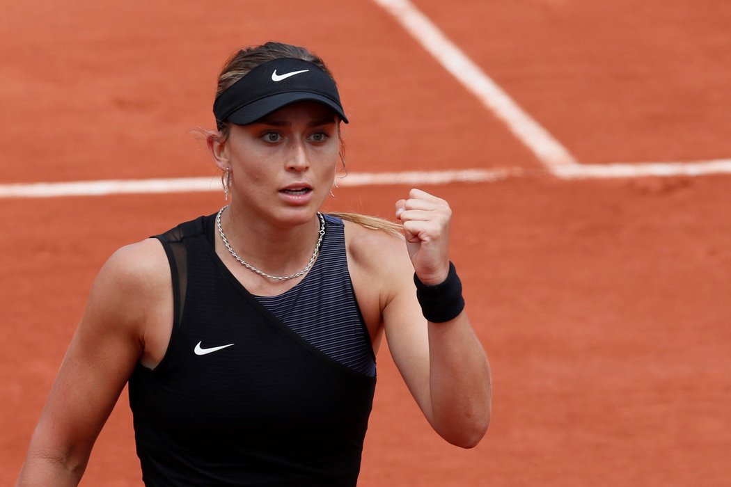 Španělka Paula Badosaová se hecuje v osmifinále French Open proti Markétě Vondroušové