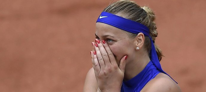 Dojatá Petra Kvitová se raduje po svém vítězství v prvním kole Roland Garros