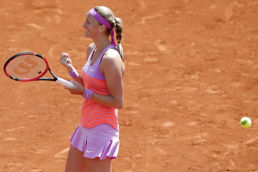 Petra Kvitová se raduje z výhry nad Rumunkou Beguovou a postupu do osmifinále French Open