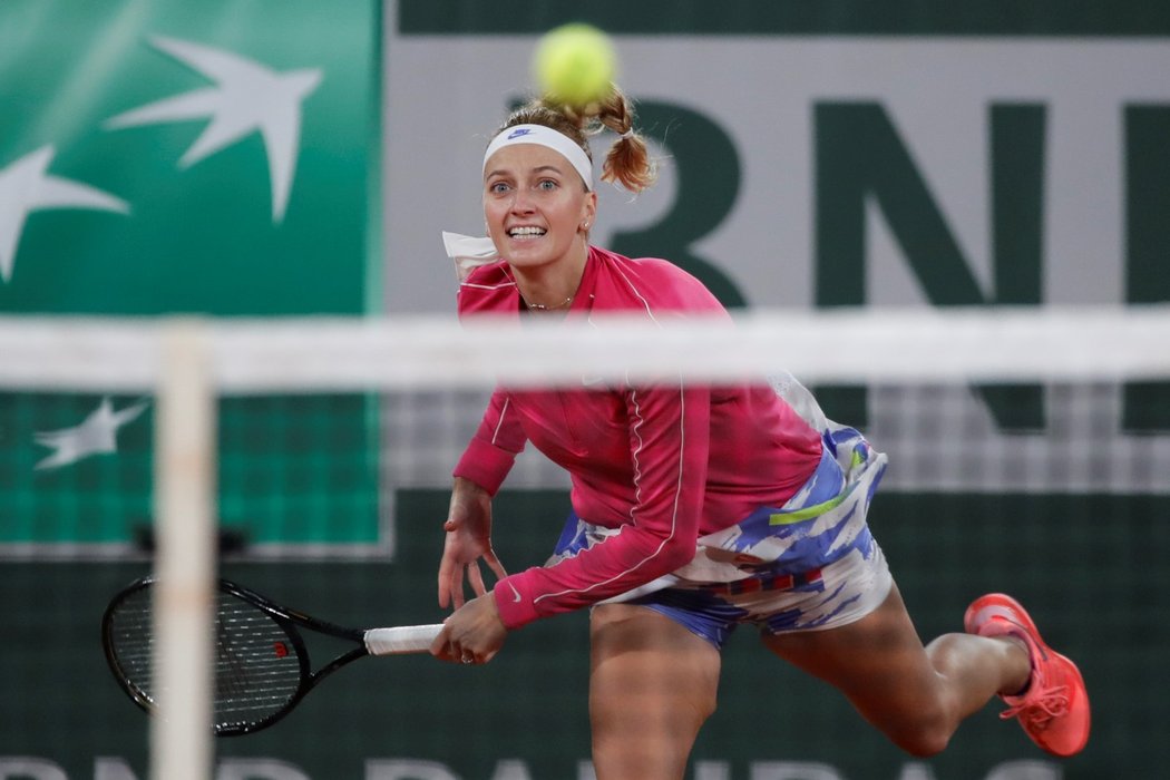 Česká tenistka Petra Kvitová porazila v prvním kole French Open domácí Océane Dodinovou 6:3 a 7:5