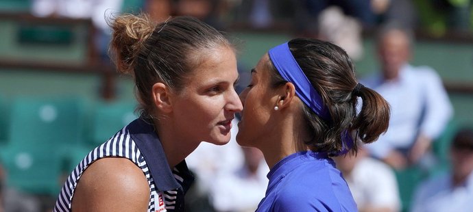 Turnajová dvojka Karolína Plíšková ve čtvrtfinále v Paříži porazila domácí Caroline Garciaovou 7:6, 6:4 a její další soupeřkou bude Simona Halepová.