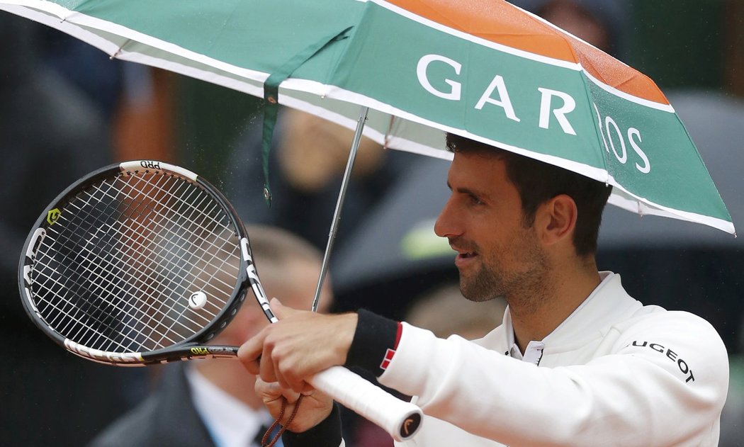 Ani Novak Djokovič nepohrdl v úterý deštníkem. Počasí trápilo French Open už druhý den.
