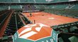 Roland Garros v neděli přerušil déšť, diváci se museli schovat pod deštníky