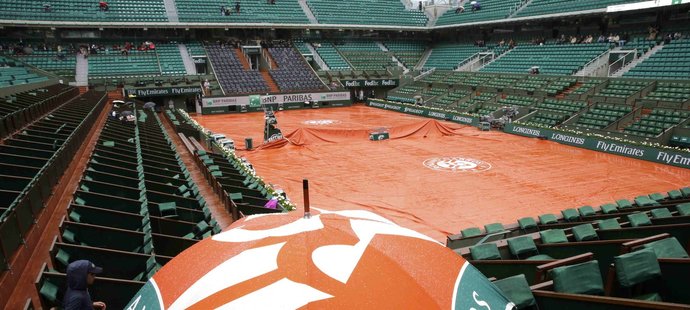 Semifinálový duel mezi Novakem Djokovičem a Andy Murraym byl přerušen pro déšť