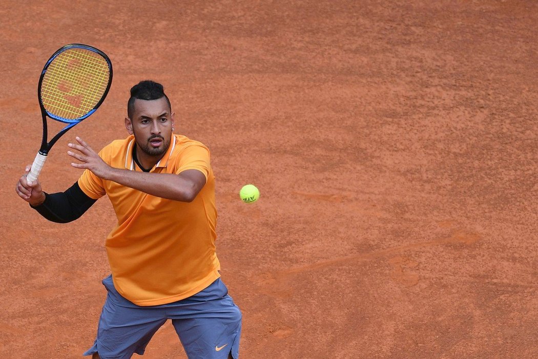 Nick Kyrgios slaví úspěch s podáním spodem. Ne všichni ale návrat tohoto triku kvitují