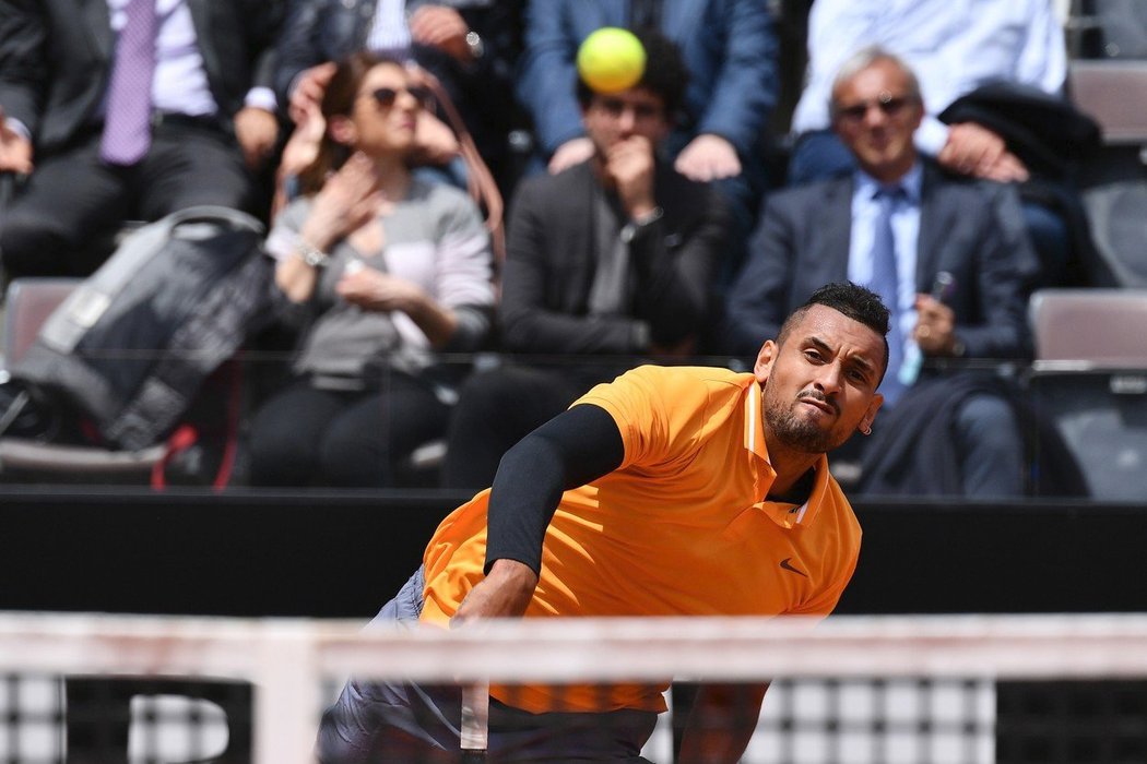 Nick Kyrgios slaví úspěch s podáním spodem