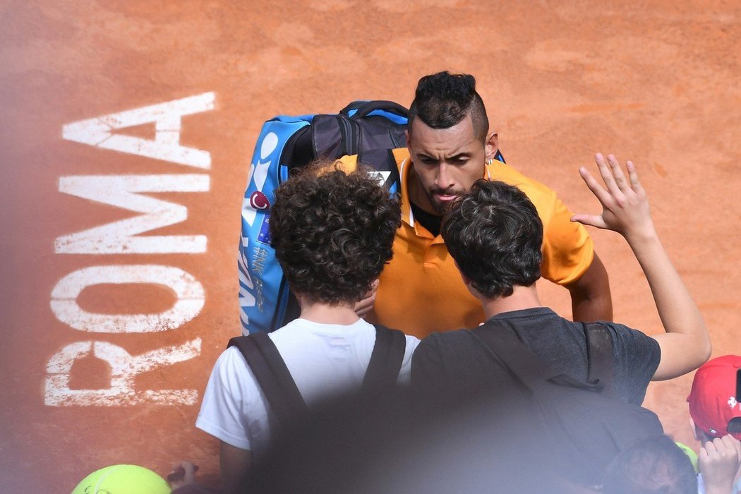 Nick Kyrgios slaví úspěch s podáním spodem