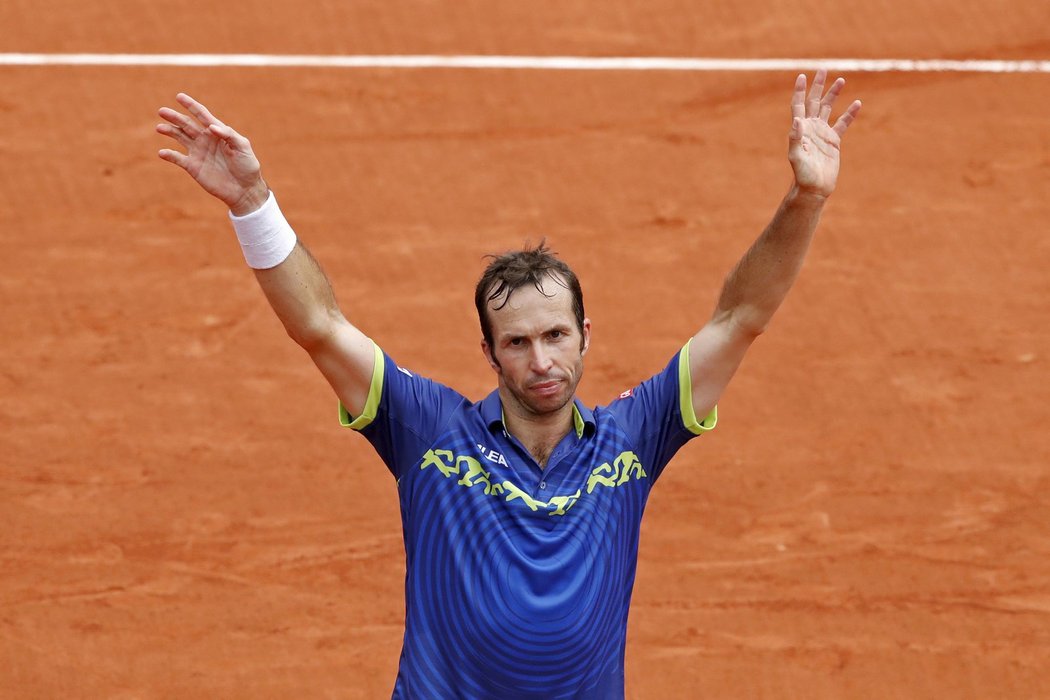 Radek Štěpánek se loučí s fanoušky na centrálním dvorci French Open po své prohře s Andym Murraym