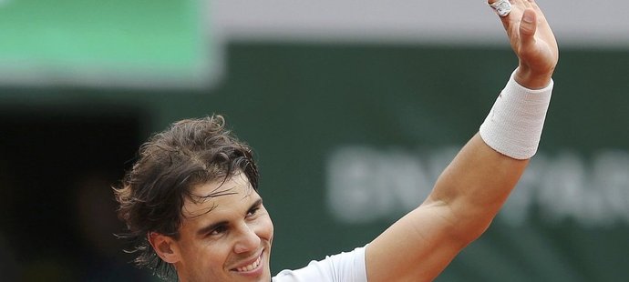 Rafael Nadal děkuje fanouškům po výhře nad Slovákem Martinem Kližanem
