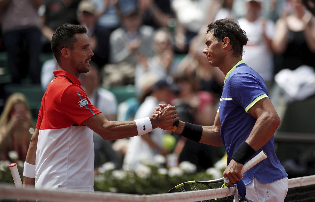 Roberto Bautista-Agut s pozdějším vítězem French Open 2017 Rafaelem Nadalem