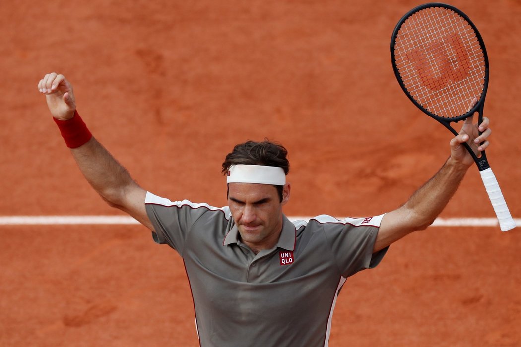 Roger Federer oslavuje postup do semifinále French Open