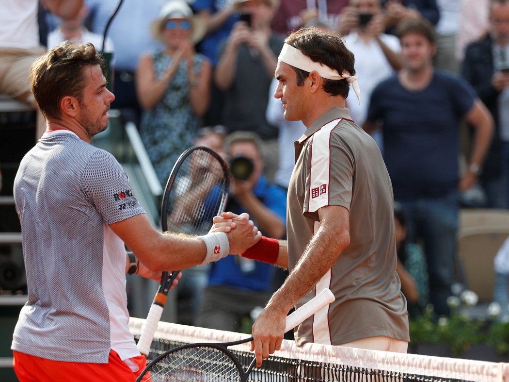 Roger Federer ve švýcarském čtvrtfinále na French Open porazil krajana Stanislase Wawrinku a postupuje dál