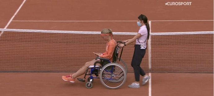 Tenistka Kiki Bertensová opouštěla kurt s postupem, ale vyčerpaná a na vozíčku