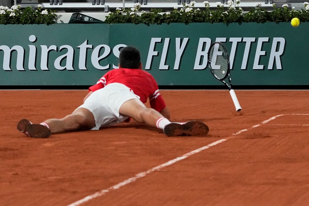 Novak Djokovič si během čtvrtfinále French Open i nepěkně &#34;ustlal&#34;