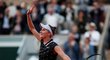 Česká tenistka Markéta Vondroušová oslavuje postup do semifinále French Open, který vybojovala proti Petře Martičové z Chorvatska