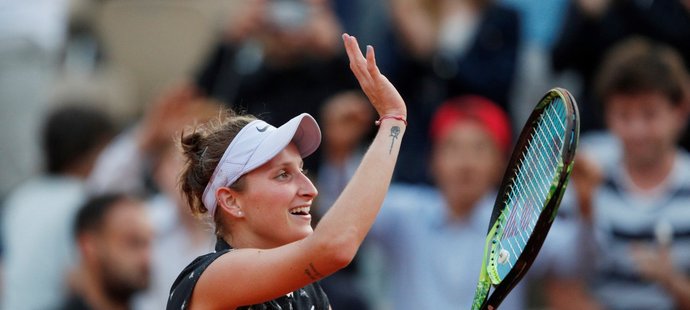 Markéta Vondroušová oslavuje postup do semifinále French Open