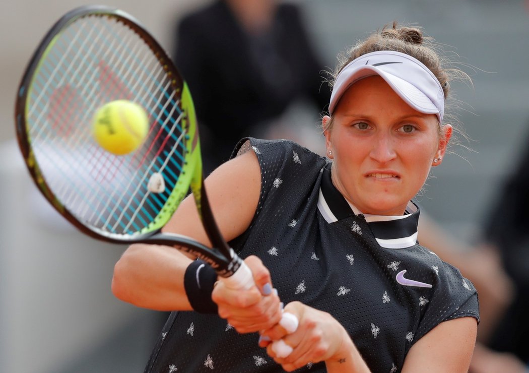 Markéta Vondroušová během čtvrtfinále French Open proti Petře Martičové