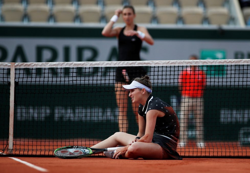 Česká tenistka Markéta Vondroušová při čtvrtfinále French Open nepříjemně upadla, v zápase však pokračovala
