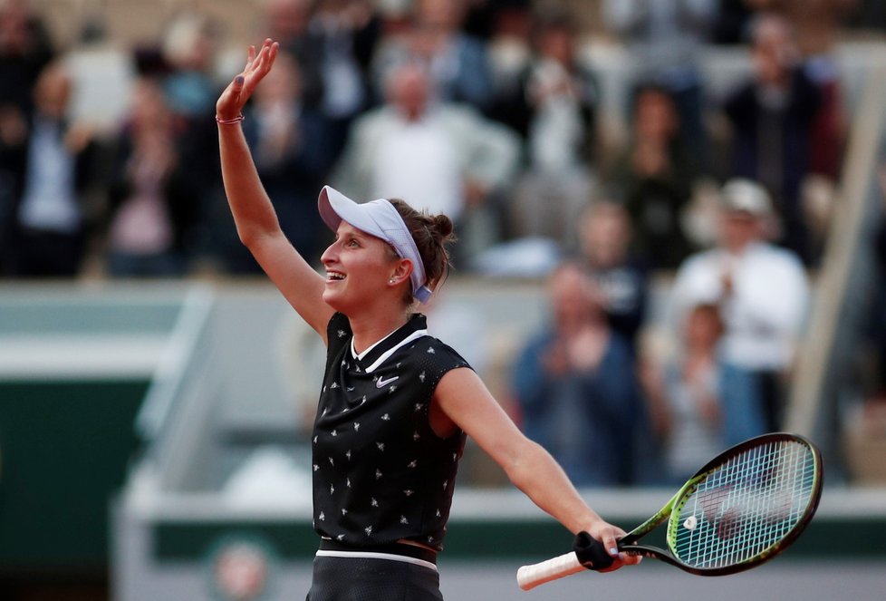 Česká tenistka Markéta Vondroušová oslavuje postup do semifinále French Open, který vybojovala proti Petře Martičové z Chorvatska