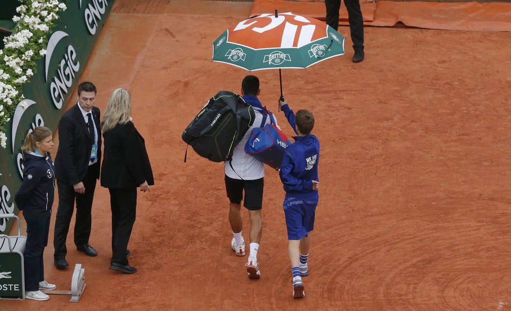 Osmifinálový zápas v Paříži rozehrál Novak Djokovič, srbská světová jednička ale kvůli dešti musela kurt opustit