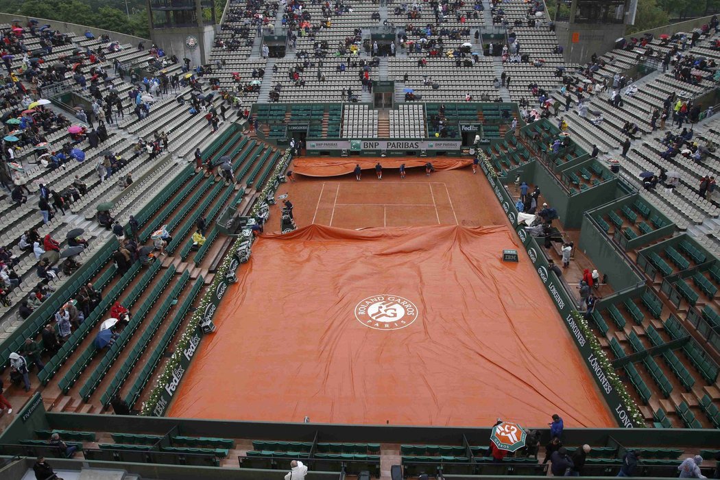 Deštivé počasí narušující program na tenisovém French Open v Paříži