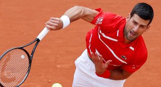 Rozjetý Djokovič slaví jubileum! 70. výhrou v Paříži vyrovnal Federera