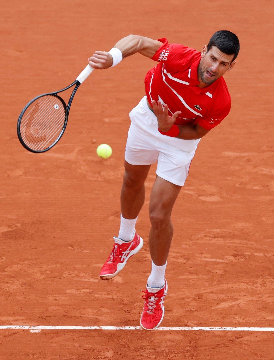 Srbský tenista Novak Djokovič 70. výhrou na French Open vyrovnal Rogera Federera