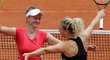 První grandslamový triumf. Barbora Krejčíková s Kateřinou Siniakovou se radují po finále French Open.