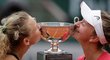 Vítězný polibek. Kateřina Siniaková s Barborou Krejčíkovou si užívají s pohárem pro vítězky grandslamového Roland Garros