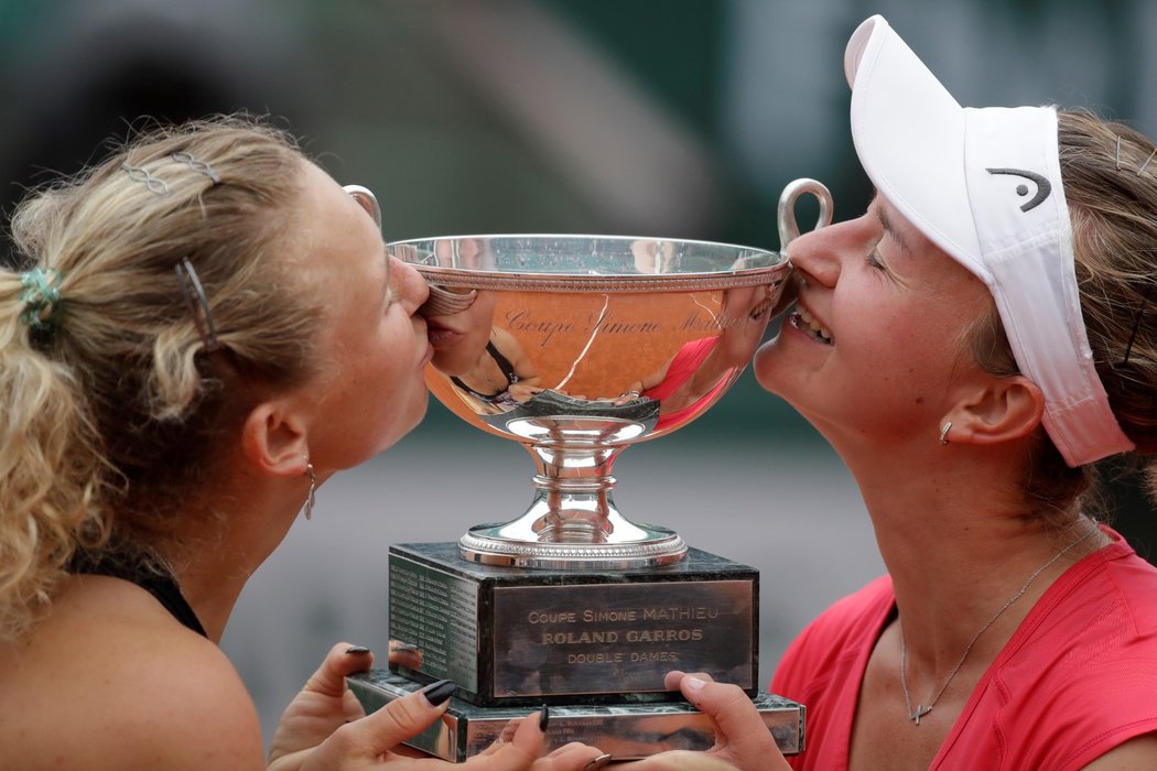 Vítězný polibek. Kateřina Siniaková s Barborou Krejčíkovou si užívají s pohárem pro vítězky grandslamového Roland Garros