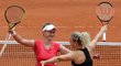 První grandslamový triumf. Barbora Krejčíková s Kateřinou Siniakovou se radují po finále French Open.