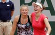 Kateřina Siniaková (vlevo) a Barbora Krejčíkov se radují z grandslamového triumfu na Roland Garros