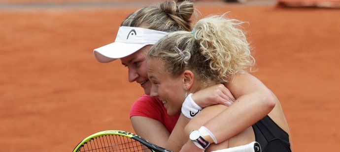 My jsme to dokázaly! Barbora Krejčíková objímá Kateřinu Siniakovou po triumfu ve finále French Open