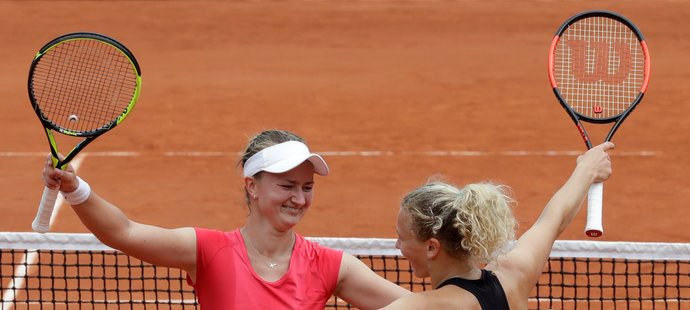 První grandslamový triumf. Barbora Krejčíková s Kateřinou Siniakovou se radují po finále French Open.