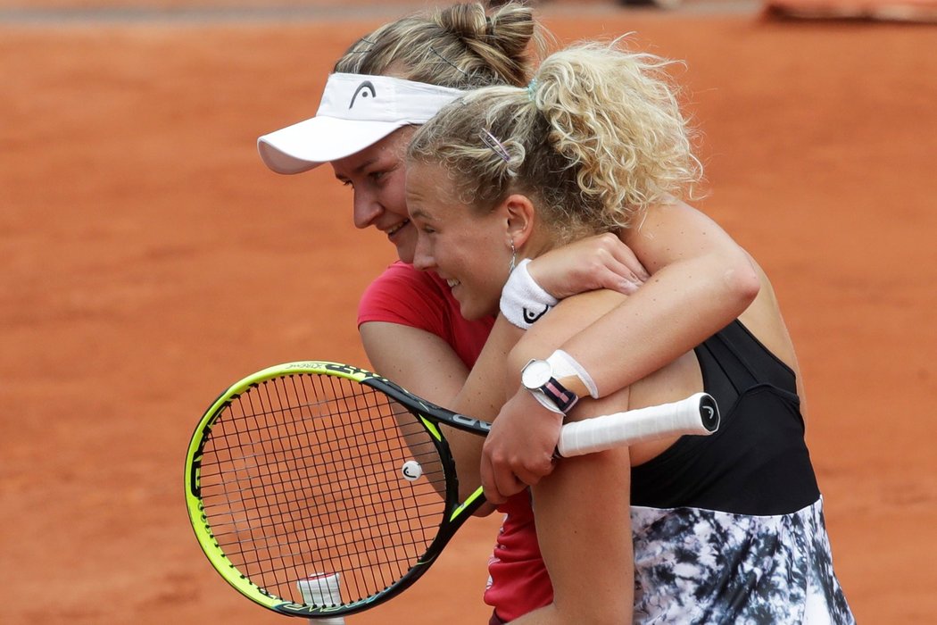 My jsme to dokázaly! Barbora Krejčíková objímá Kateřinu Siniakovou po triumfu ve finále French Open