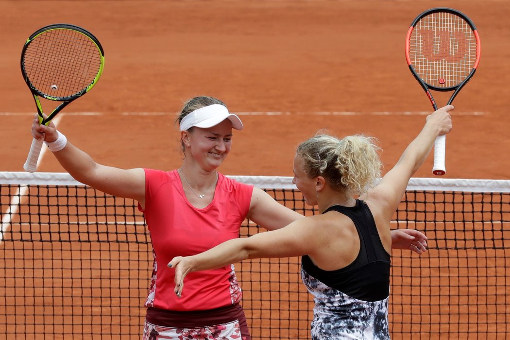 První grandslamový triumf. Barbora Krejčíková s Kateřinou Siniakovou se radují po finále French Open.