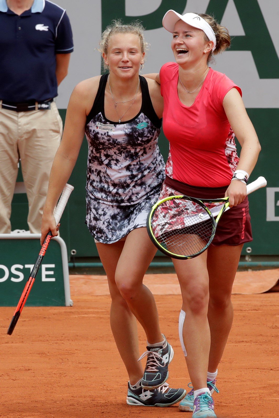 Kateřina Siniaková (vlevo) a Barbora Krejčíkov se radují z grandslamového triumfu na Roland Garros