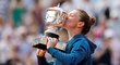 Simona Halepová líbá svůj pohár pro vítězku French Open