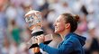 Simona Halepová zvedá vytoužený pohár z French Open, který získala až na třetí finálový pokus...