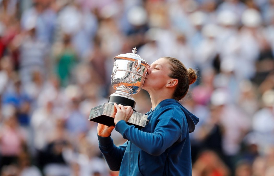 Simona Halepová líbá svůj pohár pro vítězku French Open