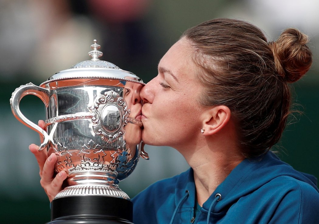 Vysněný polibek. Simona Halepová se dočkala na Roland Garros svého prvního grandslamového titulu.