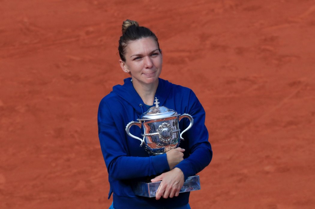 Už je můj! Simona Halepová s pohárem pro vítězku French Open