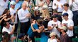 Simona Halepová se po triumfu na French Open objímá se svými rodiči