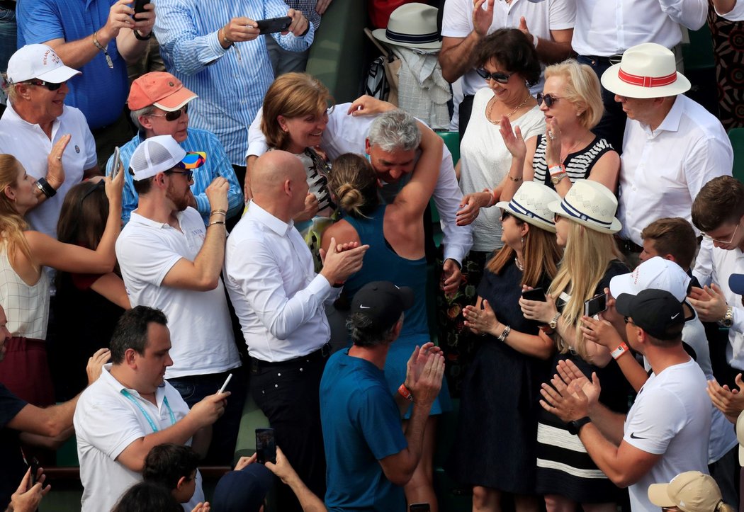 Simona Halepová se po triumfu na French Open objímá se svými rodiči